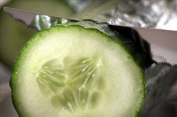 Foto - İşte, hayatınızı kolaylaştıracak o tüyo! Bu yöntem salatalıkların taze kalmasını sağlıyor