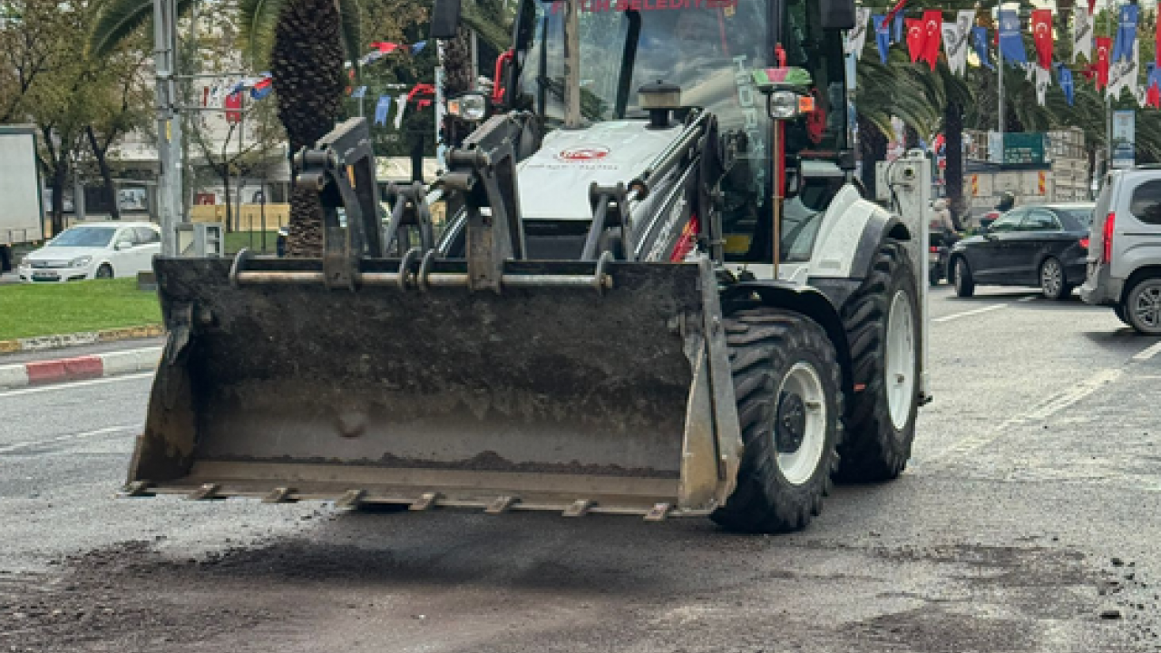 İşte CHP'li İBB'nin hali: Vatan Caddesi’nde İBB’nin yaptığı yol çalışması çöktü, neyse ki Fatih Belediyesi var!