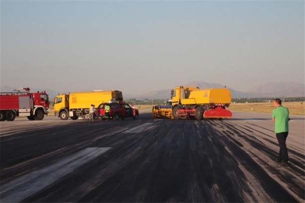 Foto - İşte iş makineleriyle kalkışı engellenen F-4'ler