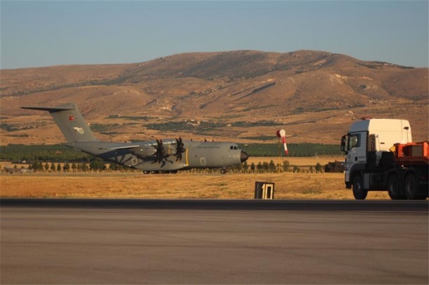 İşte iş makineleriyle kalkışı engellenen F-4'ler