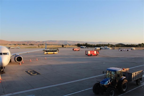 Foto - İşte iş makineleriyle kalkışı engellenen F-4'ler