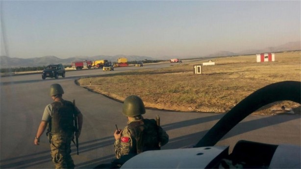 Foto - İşte iş makineleriyle kalkışı engellenen F-4'ler