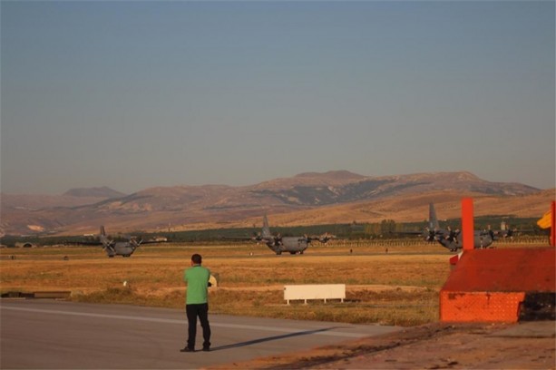 Foto - İşte iş makineleriyle kalkışı engellenen F-4'ler