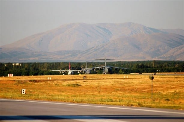 Foto - İşte iş makineleriyle kalkışı engellenen F-4'ler