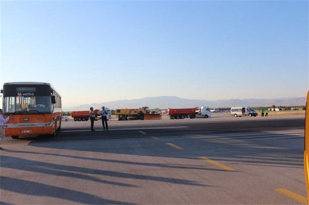 Foto - İşte iş makineleriyle kalkışı engellenen F-4'ler