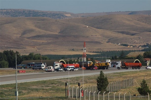 Foto - İşte iş makineleriyle kalkışı engellenen F-4'ler