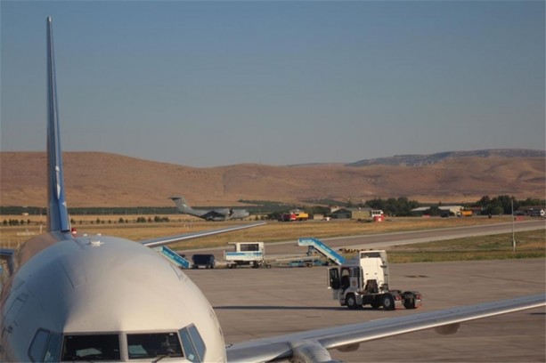 Foto - İşte iş makineleriyle kalkışı engellenen F-4'ler