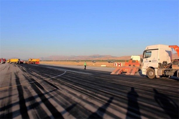 Foto - İşte iş makineleriyle kalkışı engellenen F-4'ler