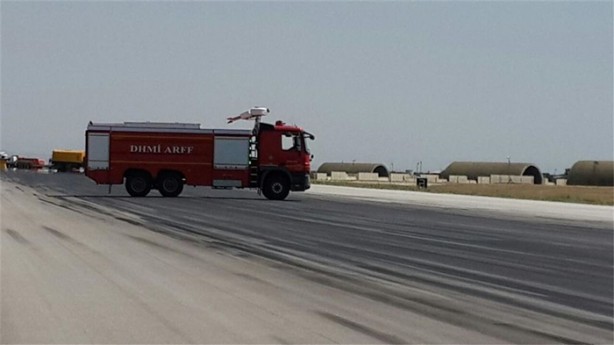Foto - İşte iş makineleriyle kalkışı engellenen F-4'ler