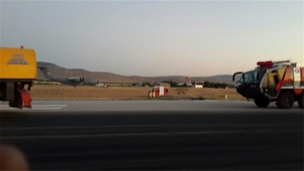 Foto - İşte iş makineleriyle kalkışı engellenen F-4'ler