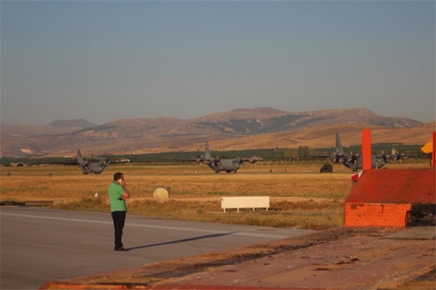 Foto - İşte iş makineleriyle kalkışı engellenen F-4'ler