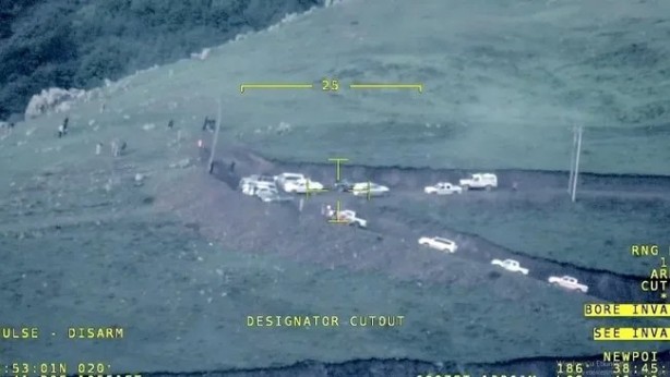 Foto - İşte koordinat sonrası enkazın bulunduğu ilk an! Reisi'nin yüzüğü enkazda bulundu