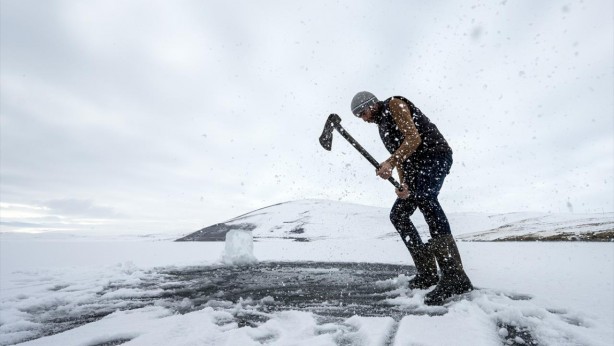 Foto - İşte kullandığı yöntem! Buzla kaplı gölde balık avı