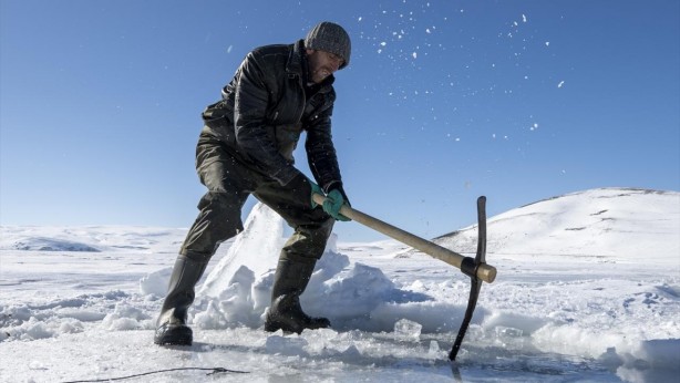 Foto - İşte kullandığı yöntem! Buzla kaplı gölde balık avı
