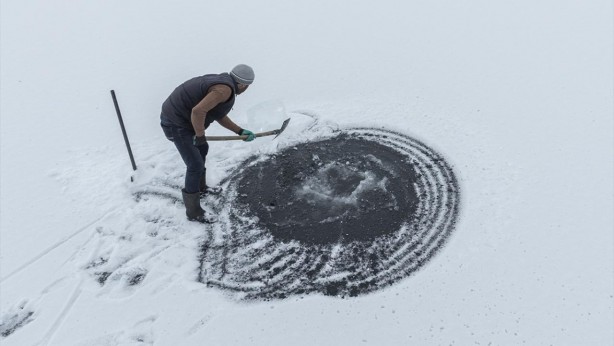 Foto - İşte kullandığı yöntem! Buzla kaplı gölde balık avı
