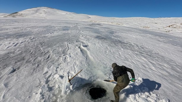Foto - İşte kullandığı yöntem! Buzla kaplı gölde balık avı