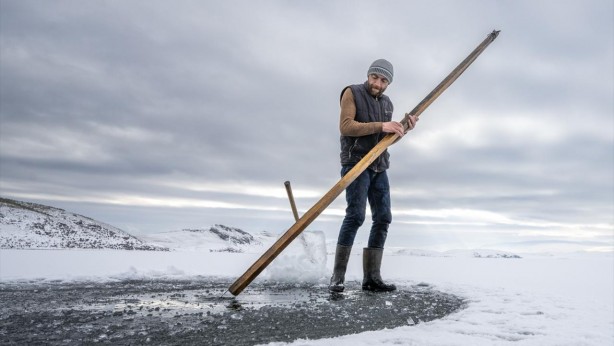 Foto - İşte kullandığı yöntem! Buzla kaplı gölde balık avı