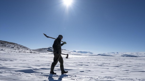 Foto - İşte kullandığı yöntem! Buzla kaplı gölde balık avı