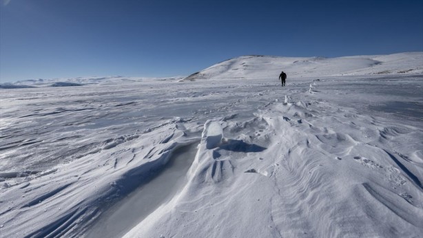 Foto - İşte kullandığı yöntem! Buzla kaplı gölde balık avı