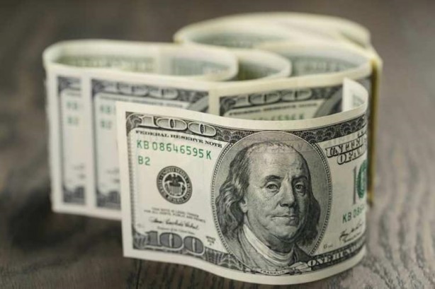 Foto - Ancak kaynaklarım, Türkiye’nin büyük ve önemli firmalarının salı günü tam bir buçuk milyar dolar aldıklarını söylediler. Neden sorusuna aldığım yanıt şu oldu: “Belli ki kurun düşmesini istemeyen bir kesim var. Salı günü yani kur düşerken, bu miktarda dolar alımı iyi niyetli değil, tüm vatana yapılan bir kötülük.” Sanırım bazen hepimizin aynı gemide olduğunu unutanlar oluyor. 