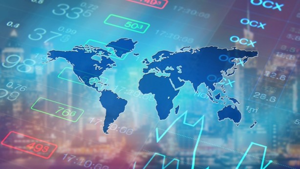 Foto - YENİ ADIMLAR- Beklenti ilk aylarda yaklaşık 50 milyar dolarlık mevduatın Türk Lirası’na dönmesi. İktidar ve ekonomi yönetimi başka bazı önlemler üzerinde de çalışıyor. Birden fazla swap anlaşması yolda. Bununla birlikte ihracatçılarla ilgili de yeni bir düzenleme yapılacak. Kamuda tasarruf paketi, bütüncül bir tarım politikası gibi başlıklar üzerinde de çalışılıyor. Kaynaklarım spekülatörlerin bir süre daha dövizde kalacağını tahmin ediyor. Ancak bir süre sonra yatırımlarını değiştirmek durumunda kalacaklarının da altını çiziyorlar. Kur düşmeye başlayınca, hemen “Merkez Bankası iki puanlık faiz indirimine gidecek” kulisleri yayıldı. Bendeki bilgi buna uymuyor. Merkez Bankası’nın son açıklamasını da hatırlarsak bankanın indirime gitmemesi kimseye sürpriz olmasın. 