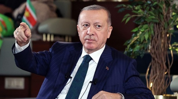 Foto - Bir süredir Cumhurbaşkanı Erdoğan ekonomi yönetimiyle üst üste toplantılar yapıyor. Ekonomi ile ilgili çeşitli meslek gruplarından, örgütlerinden gelen “Sorunlar ve çözüm önerilerini” içeren raporları okuyor. Cumhurbaşkanı ve ekonomi yönetiminin toplantısına katılan hemen herkes Türk lirasının değerini arttırmak, vatandaşı yeniden Türk lirasına döndürmek ve güven kazandırmak ama aynı zamanda zarara da uğratmamak için ‘Kur Korumalı Vadeli TL Mevduatı’nı uygulamada uzlaştı. Şimdi gelelim yöneltilen eleştirilere üst düzeyde verilen yanıtlara: Bu ürün ile kurdaki ekonomik temellerden kopuk, spekülatif artış ortadan kalktığı için Hazine’ye fazla bir yük beklemiyoruz. 