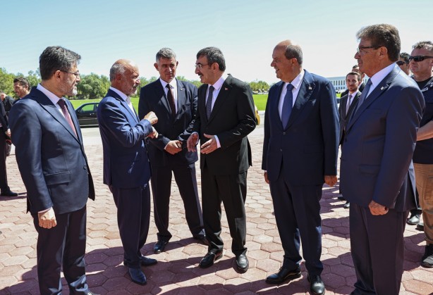 Foto - İşte Kuzey Kıbrıs'ın yerli otomobili! Direksiyonda Cevdet Yılmaz var