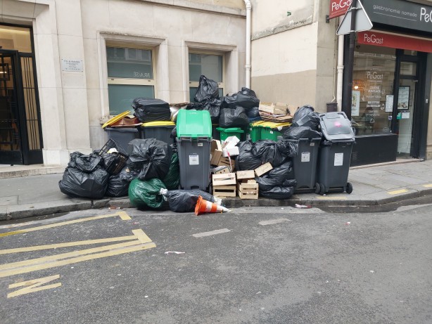 Foto - İşte Macron'un Fransa'sı.. Bakalım bu işin içinden nasıl çıkacak? Paris'i pislik sardı...