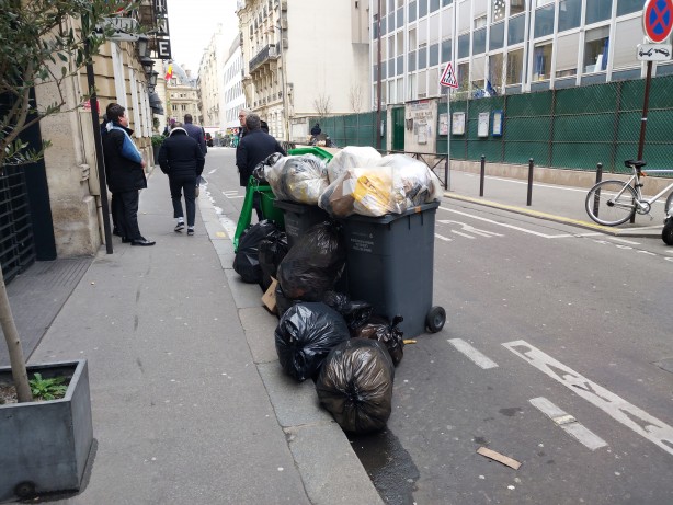 Foto - İşte Macron'un Fransa'sı.. Bakalım bu işin içinden nasıl çıkacak? Paris'i pislik sardı...