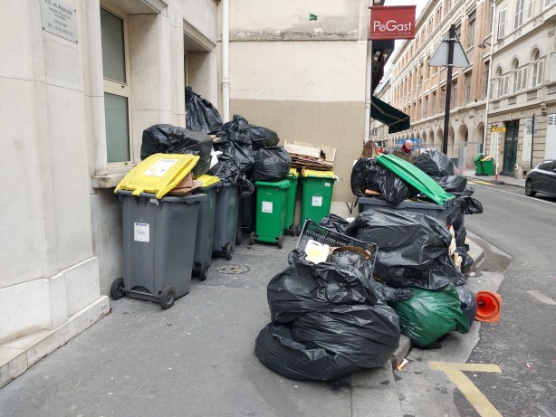 İşte Macron'un Fransa'sı.. Bakalım bu işin içinden nasıl çıkacak? Paris'i pislik sardı...