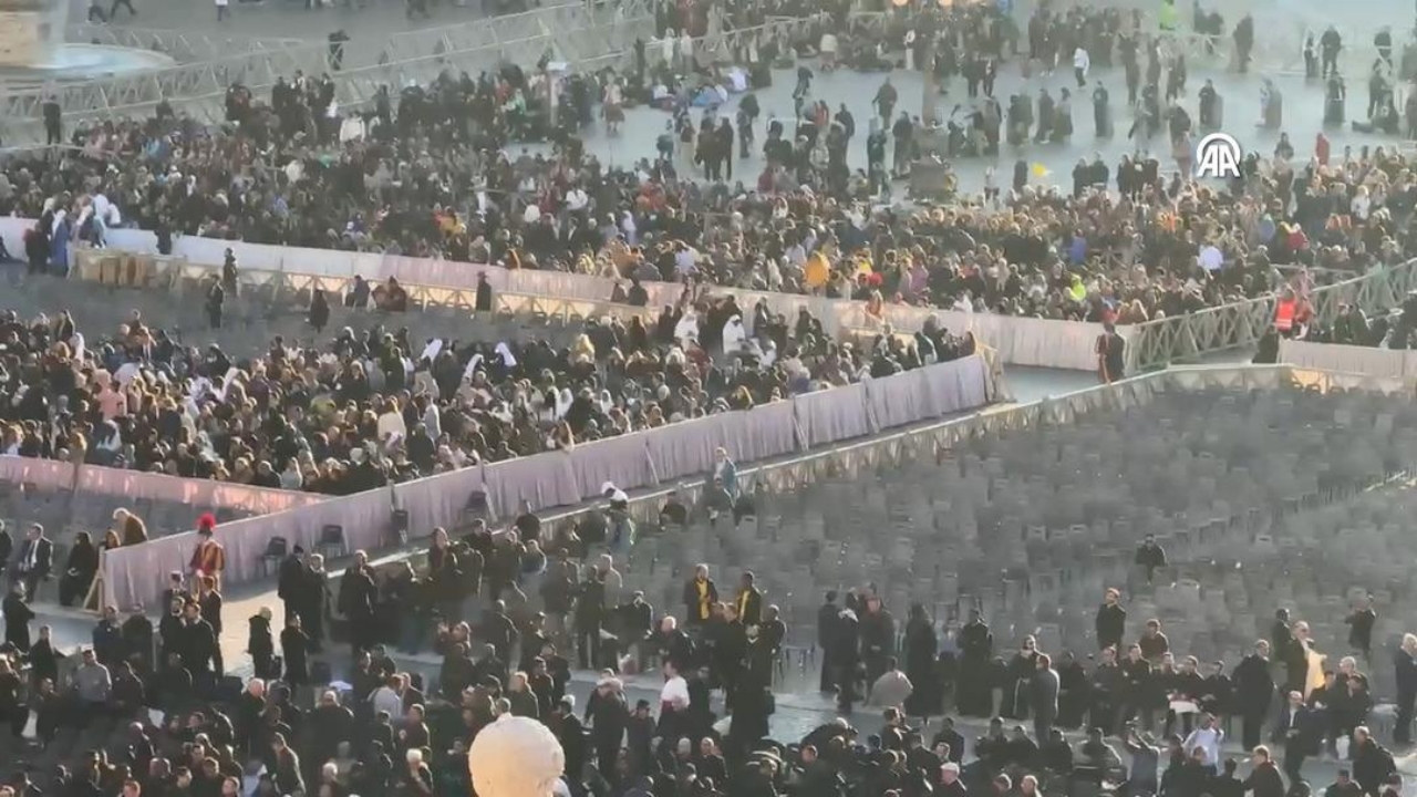 Foto - İşte Papa’nın cenaze töreninden ilk görüntüler! Tabutu kapandı, o detay dikkat çekti