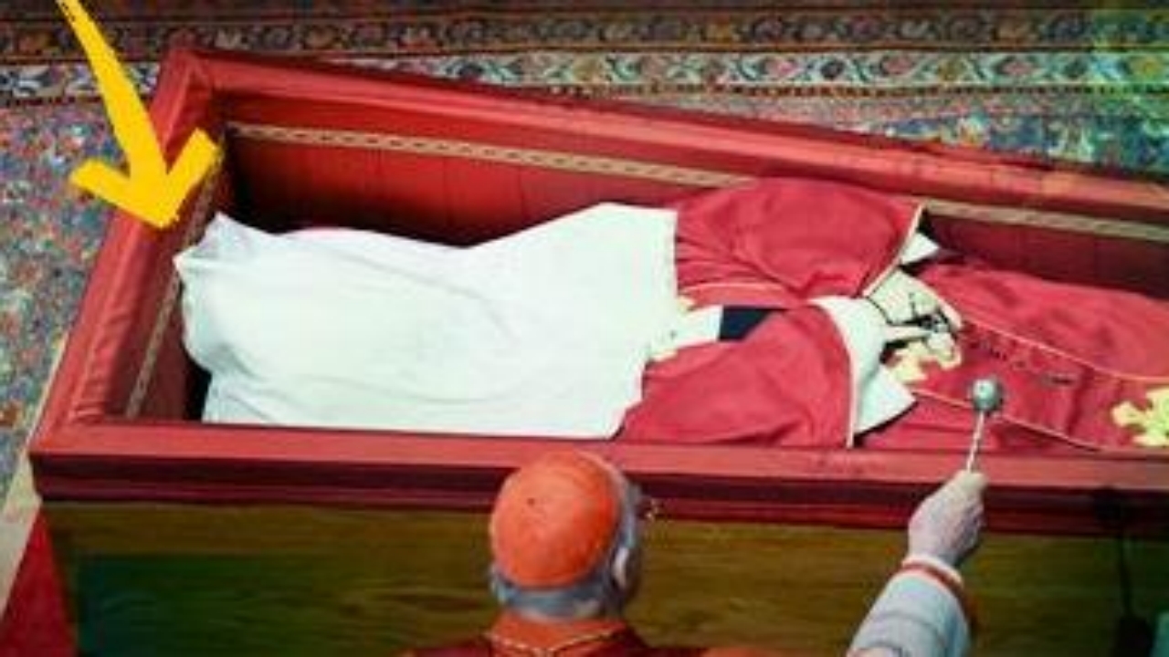 İşte Papa’nın cenaze töreninden ilk görüntüler! Tabutu kapandı, o detay dikkat çekti