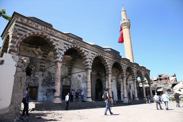 İşte PKK'lıların yaktığı caminin son hali