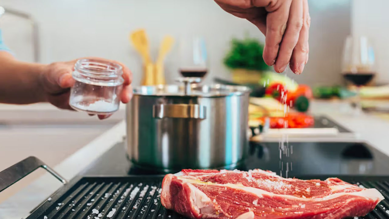 İşte pratik çözümler! Oruçluyken yemeğin tuzunu nasıl ayarlarsınız? 