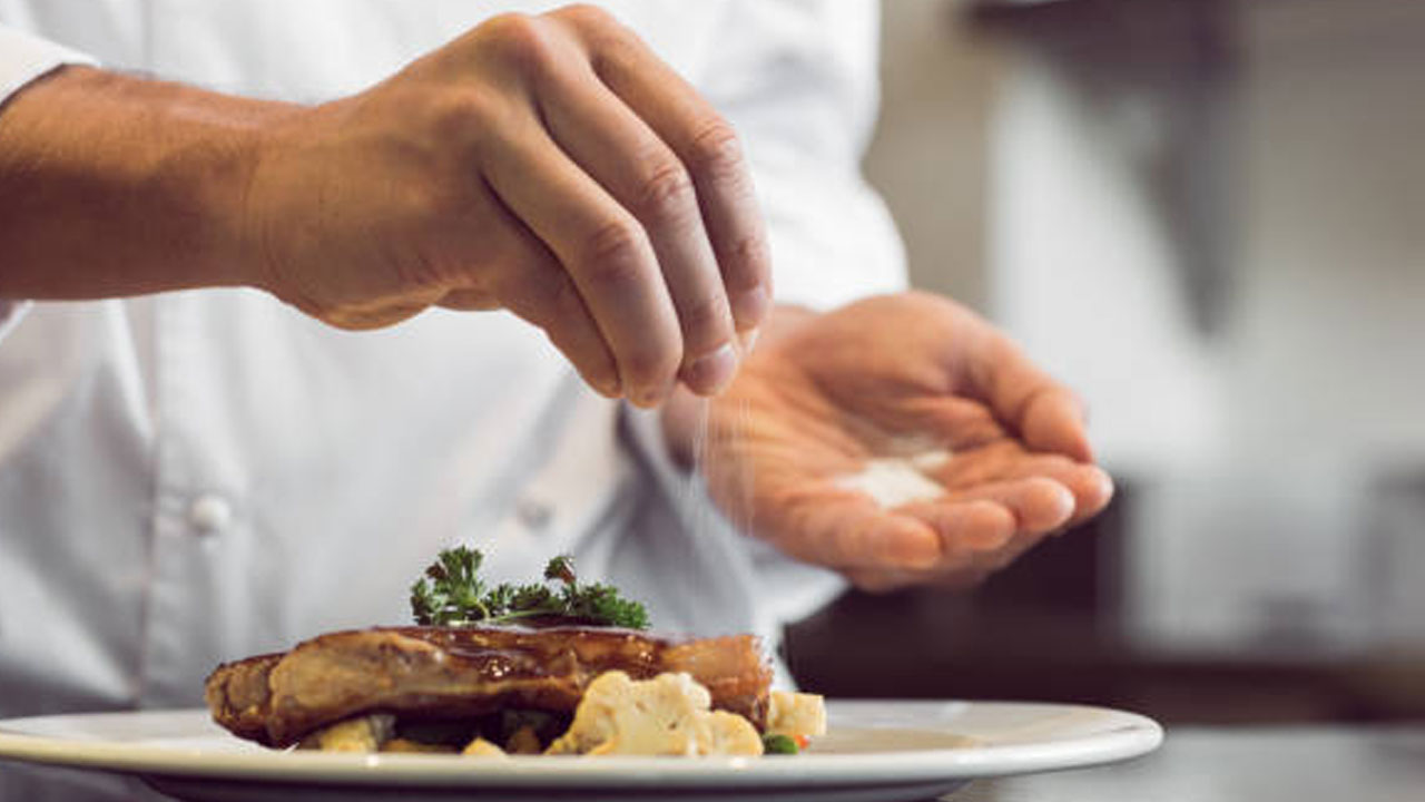 Foto - İşte pratik çözümler! Oruçluyken yemeğin tuzunu nasıl ayarlarsınız? 