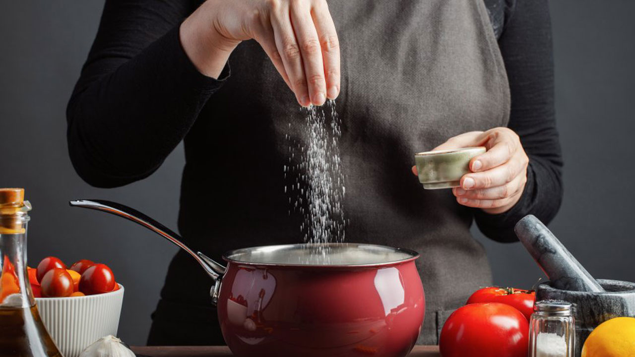 Foto - İşte pratik çözümler! Oruçluyken yemeğin tuzunu nasıl ayarlarsınız? 