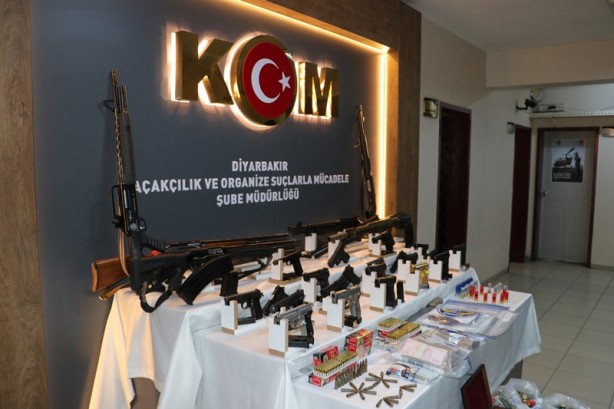 Foto - İşte silahlı suç örgütüne yönelik operasyonda ele geçirilenler!
