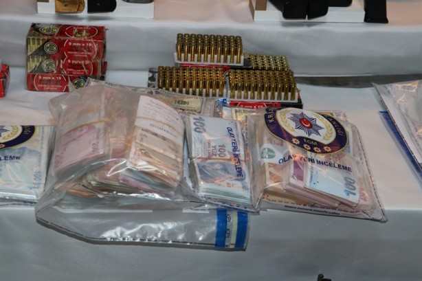 Foto - İşte silahlı suç örgütüne yönelik operasyonda ele geçirilenler!