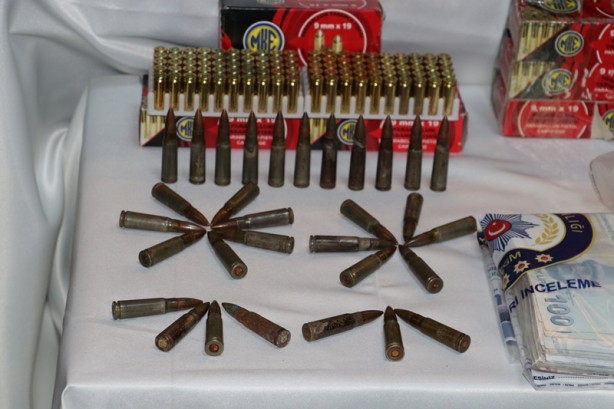 Foto - İşte silahlı suç örgütüne yönelik operasyonda ele geçirilenler!