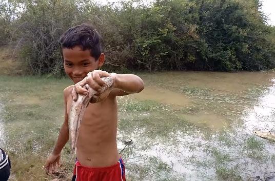 Foto - İşte sıra dışı balık tutma yöntemi