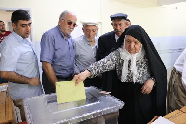 Foto - İşte tarihi seçimden ilk kareler