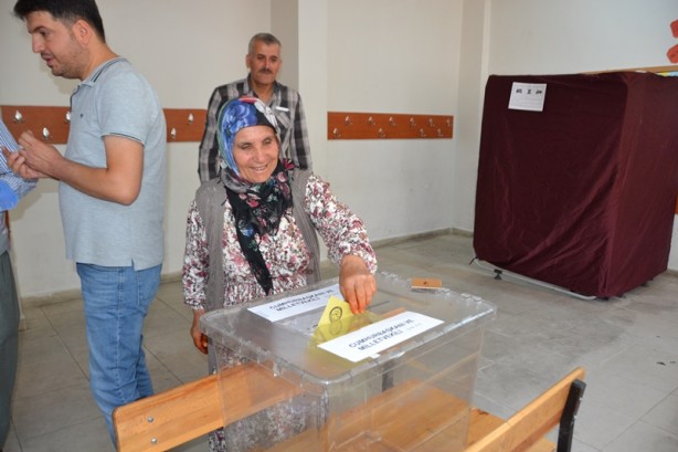 Foto - İşte tarihi seçimden ilk kareler