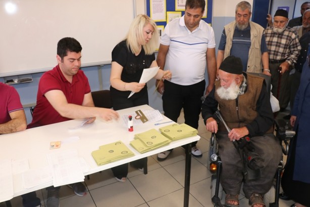 İşte tarihi seçimden ilk kareler