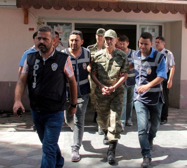 Foto - İşte tutuklanan darbe girişimcisi komutanlar