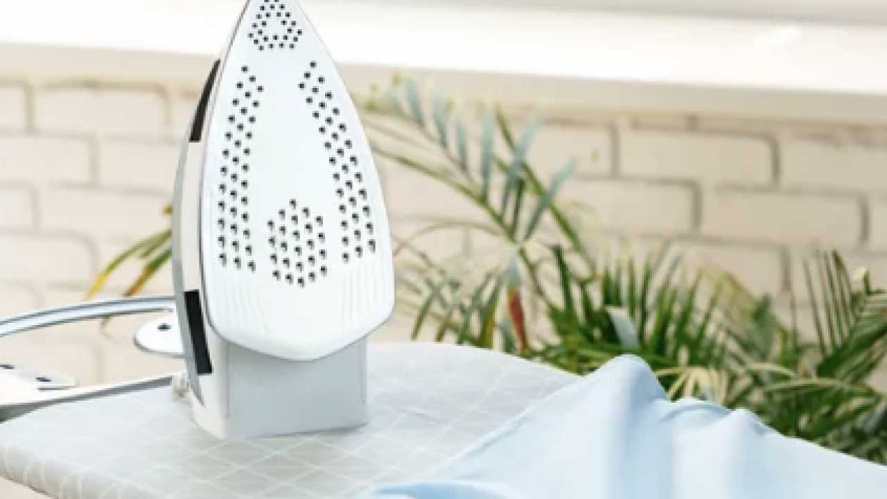 İşte ütü derdini tarihe karıştıran 3 sihirli hamle! Kıyafetleriniz jilet gibi olacak... 