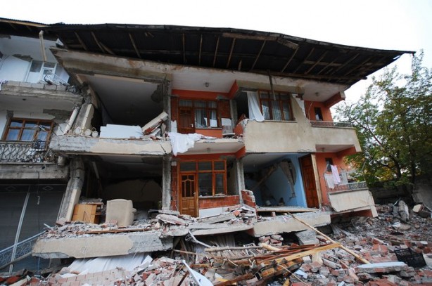 Foto - İşte Van depremi öncesi ve sonrası görüntüler