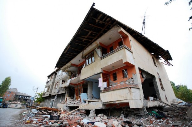 Foto - İşte Van depremi öncesi ve sonrası görüntüler