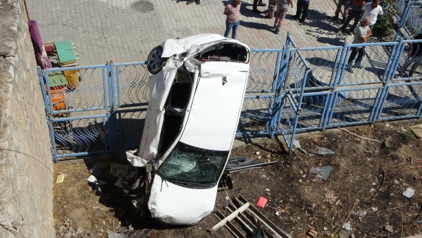 Foto - İstesen yapamazsın! Arabanın duruşu şaşkına çevirdi