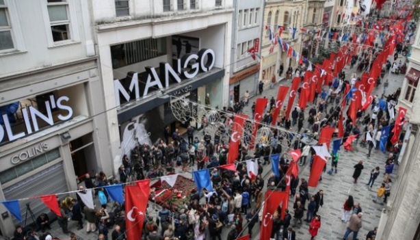 Foto - İstiklal Caddesi Türk bayraklarıyla donatıldı