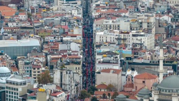 İstiklal Caddesi Türk bayraklarıyla donatıldı